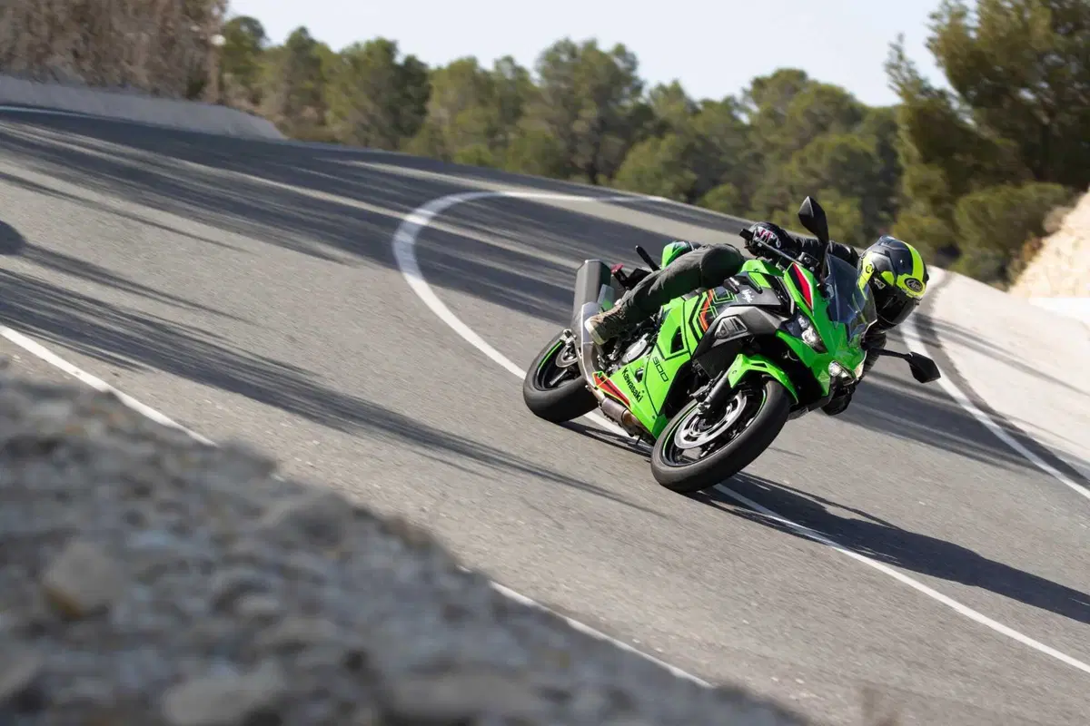 Kawasaki Ninja 500 TEST: prime impressioni di guida, pregi e difetti [VIDEO E GALLERY] (8)