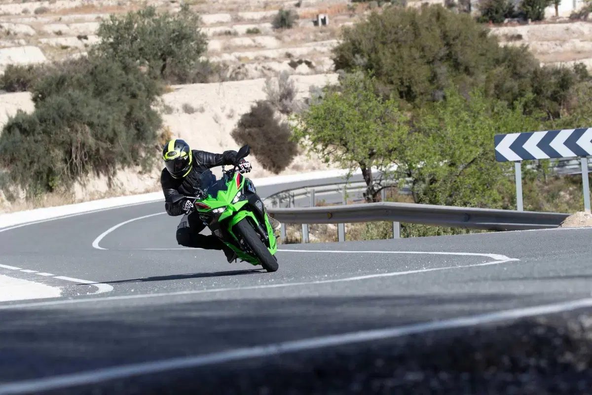 Kawasaki Ninja 500 TEST: prime impressioni di guida, pregi e difetti [VIDEO E GALLERY] (10)