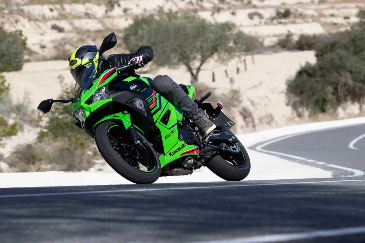 Kawasaki Ninja 500 TEST: prime impressioni di guida, pregi e difetti [VIDEO E GALLERY] (11)