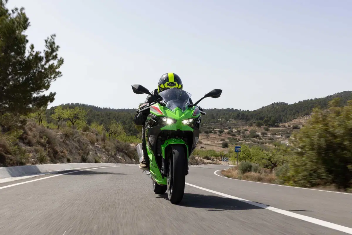 Kawasaki Ninja 500 TEST: prime impressioni di guida, pregi e difetti [VIDEO E GALLERY] (14)