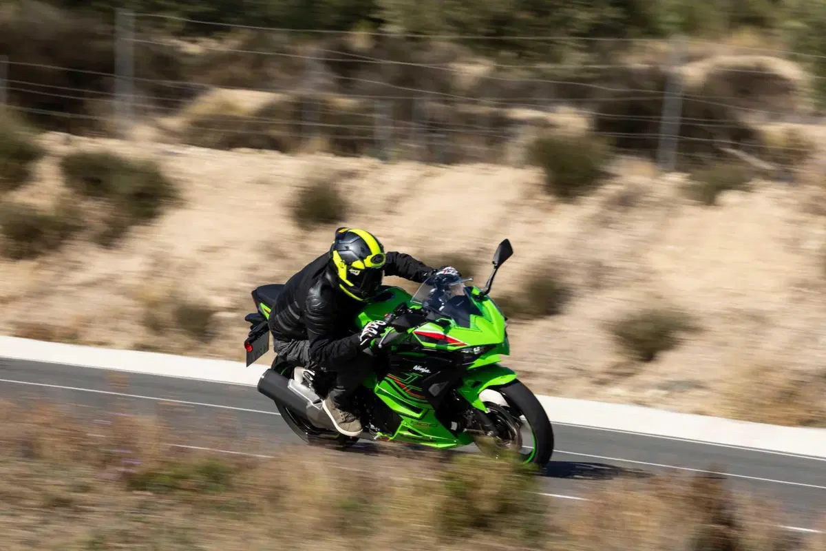 Kawasaki Ninja 500 TEST: prime impressioni di guida, pregi e difetti [VIDEO E GALLERY] (25)