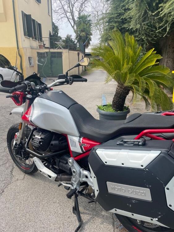 Moto Guzzi V85 TT Evocative Graphics (2019 - 20) (2)