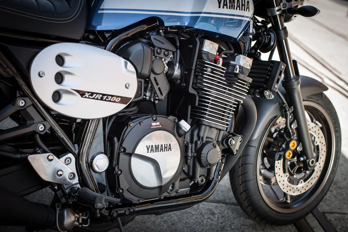 Yamaha XJR 1300 e XJR 1300 Racer 2015 (2)