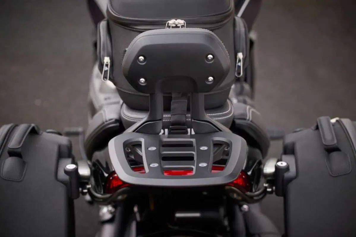 Triumph Rocket 3 Storm: per i suoi vent'anni, Triumph aumenta carattere e prestazioni (4)