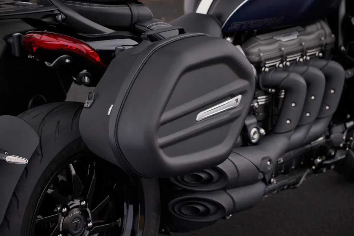 Triumph Rocket 3 Storm: per i suoi vent'anni, Triumph aumenta carattere e prestazioni (5)