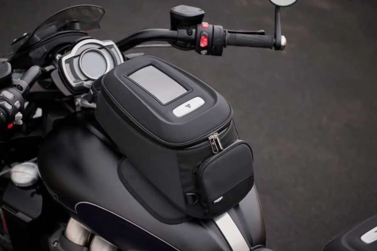 Triumph Rocket 3 Storm: per i suoi vent'anni, Triumph aumenta carattere e prestazioni (7)