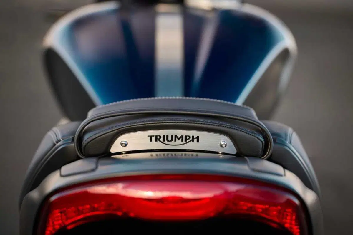 Triumph Rocket 3 Storm: per i suoi vent'anni, Triumph aumenta carattere e prestazioni