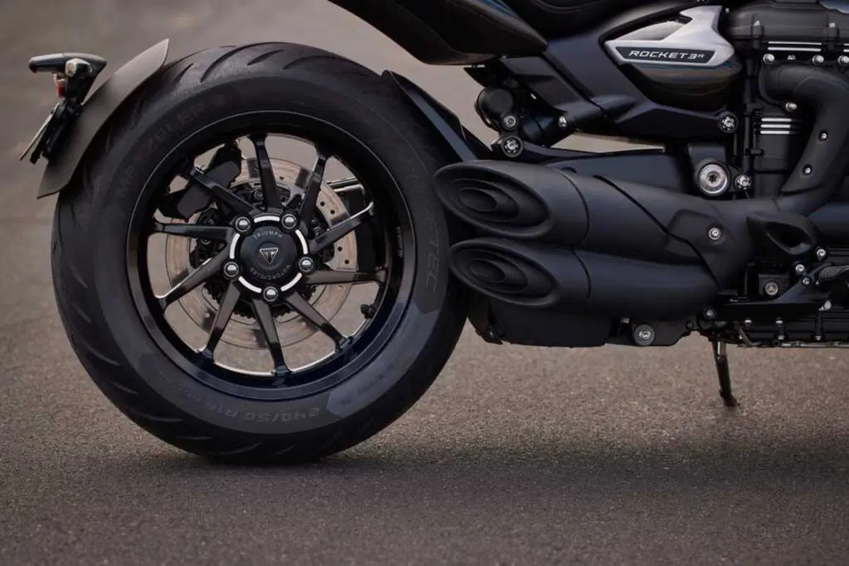 Triumph Rocket 3 Storm: per i suoi vent'anni, Triumph aumenta carattere e prestazioni (2)