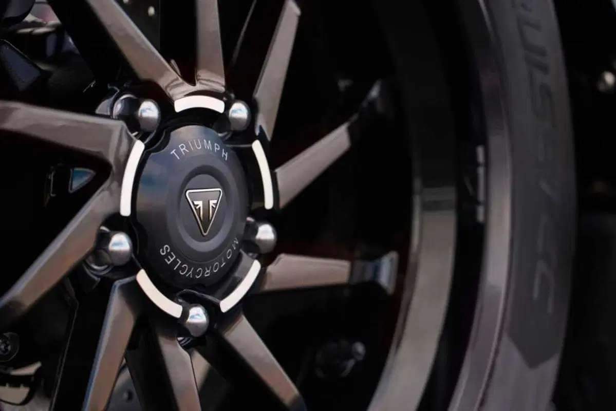 Triumph Rocket 3 Storm: per i suoi vent'anni, Triumph aumenta carattere e prestazioni (3)