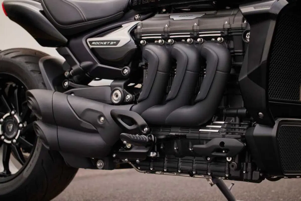 Triumph Rocket 3 Storm: per i suoi vent'anni, Triumph aumenta carattere e prestazioni (5)