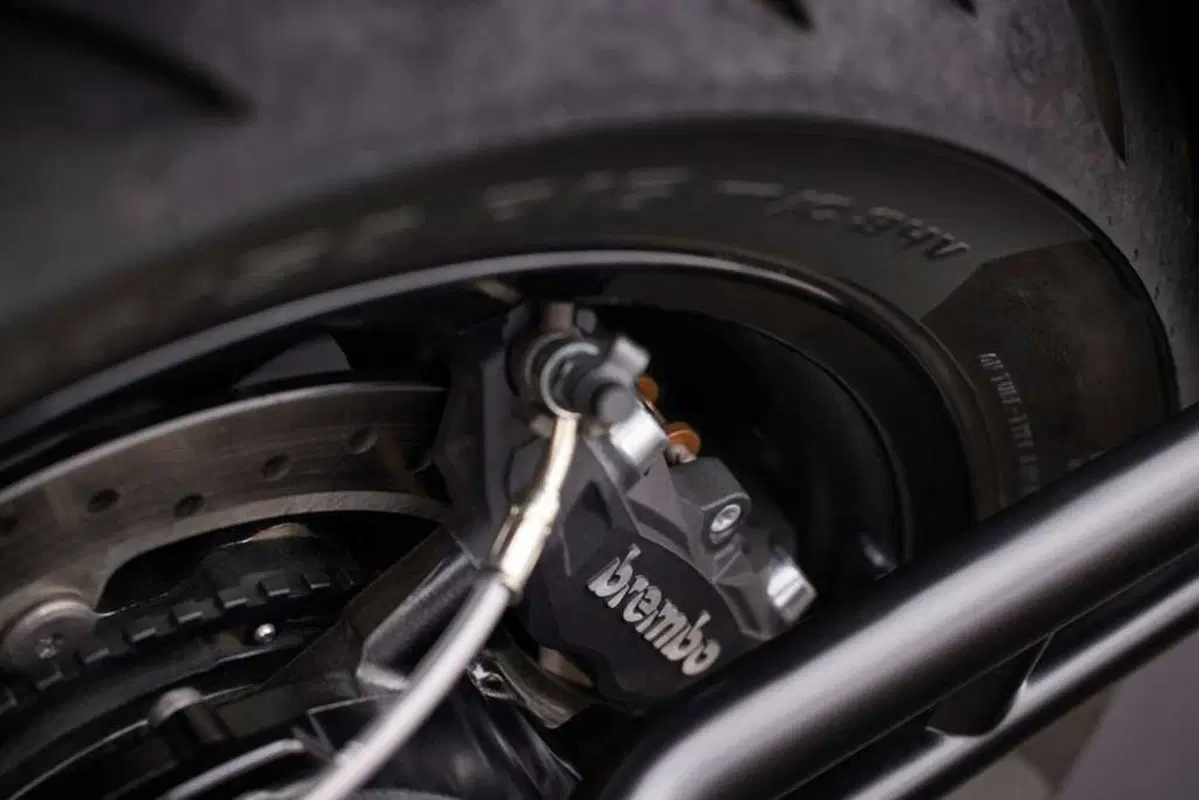 Triumph Rocket 3 Storm: per i suoi vent'anni, Triumph aumenta carattere e prestazioni (6)