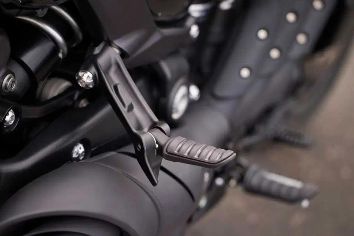 Triumph Rocket 3 Storm: per i suoi vent'anni, Triumph aumenta carattere e prestazioni (7)