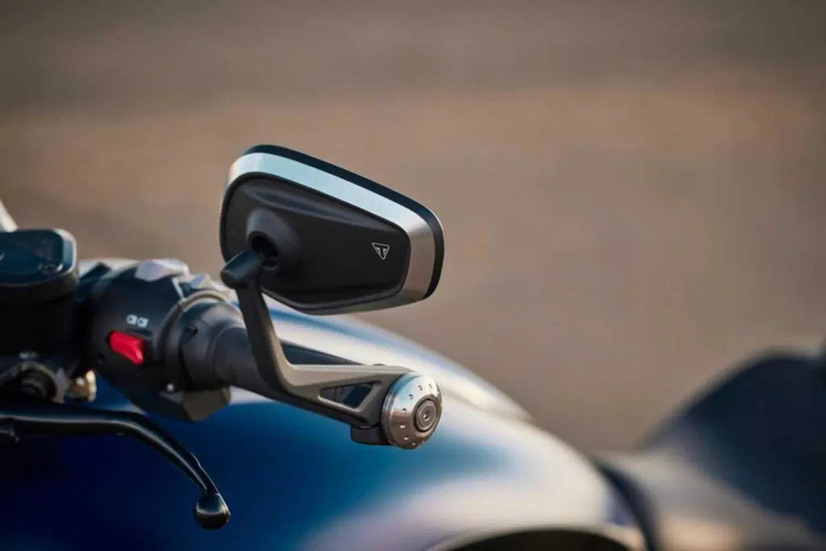 Triumph Rocket 3 Storm: per i suoi vent'anni, Triumph aumenta carattere e prestazioni (8)