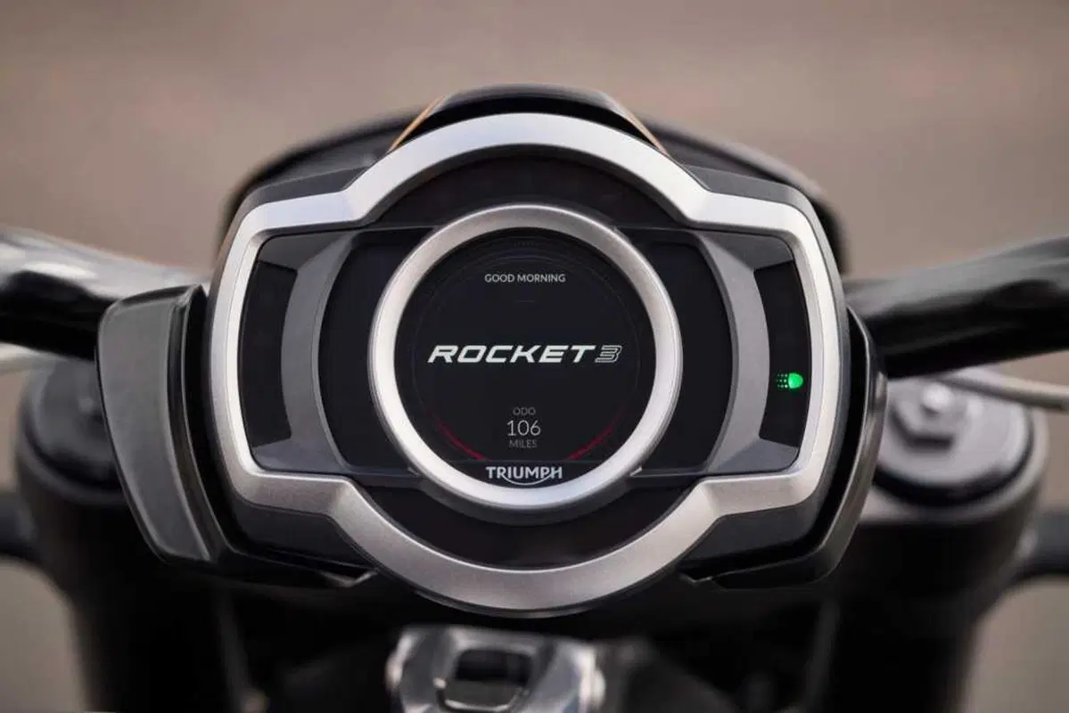 Triumph Rocket 3 Storm: per i suoi vent'anni, Triumph aumenta carattere e prestazioni (10)