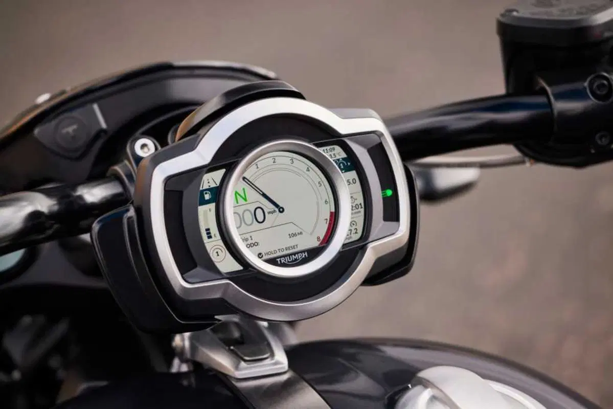 Triumph Rocket 3 Storm: per i suoi vent'anni, Triumph aumenta carattere e prestazioni (12)