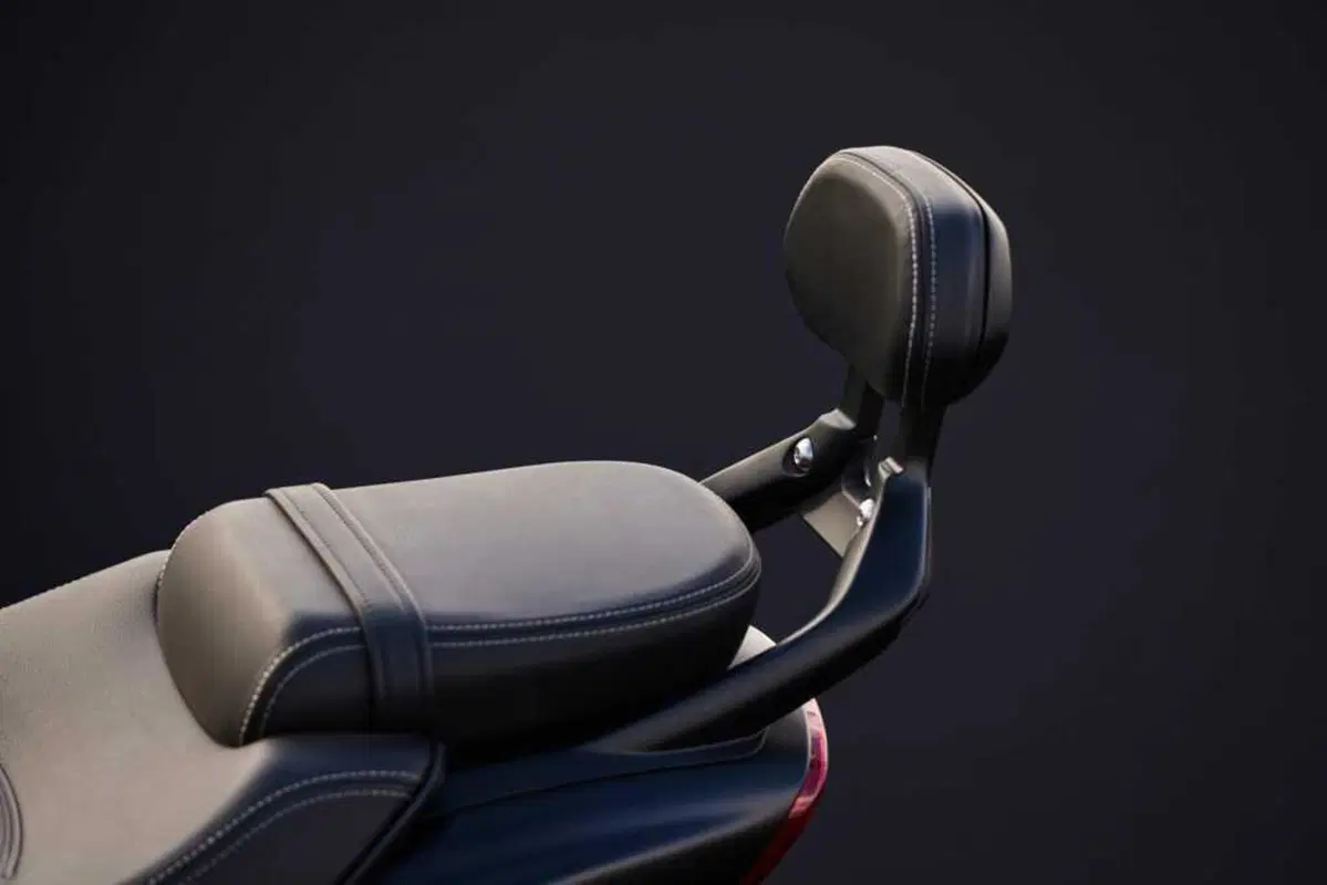 Triumph Rocket 3 Storm: per i suoi vent'anni, Triumph aumenta carattere e prestazioni (13)