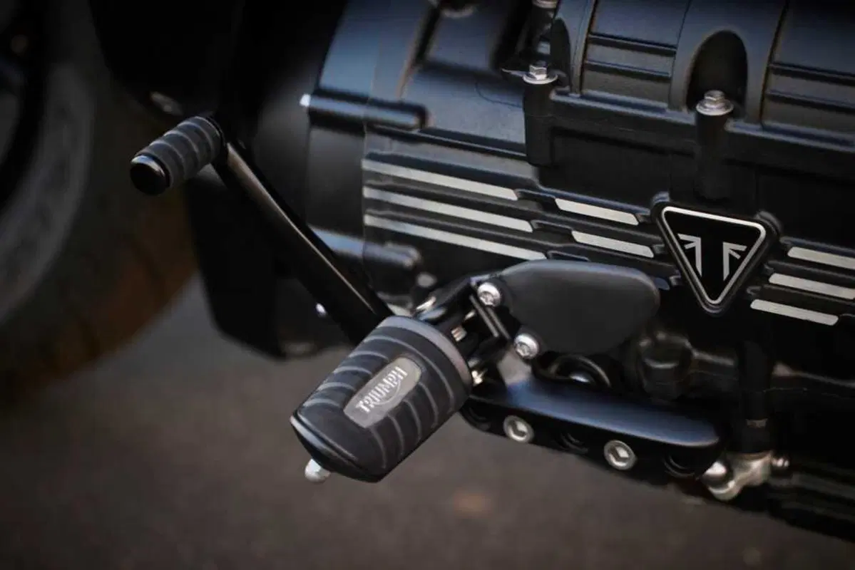 Triumph Rocket 3 Storm: per i suoi vent'anni, Triumph aumenta carattere e prestazioni (14)