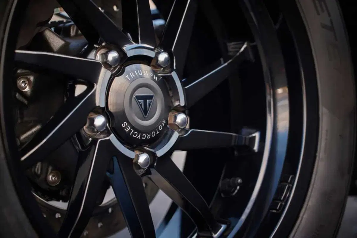 Triumph Rocket 3 Storm: per i suoi vent'anni, Triumph aumenta carattere e prestazioni (17)