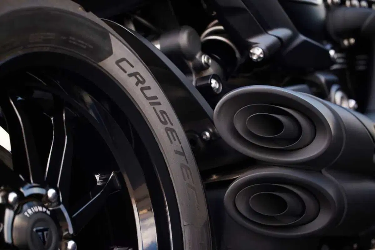 Triumph Rocket 3 Storm: per i suoi vent'anni, Triumph aumenta carattere e prestazioni (15)
