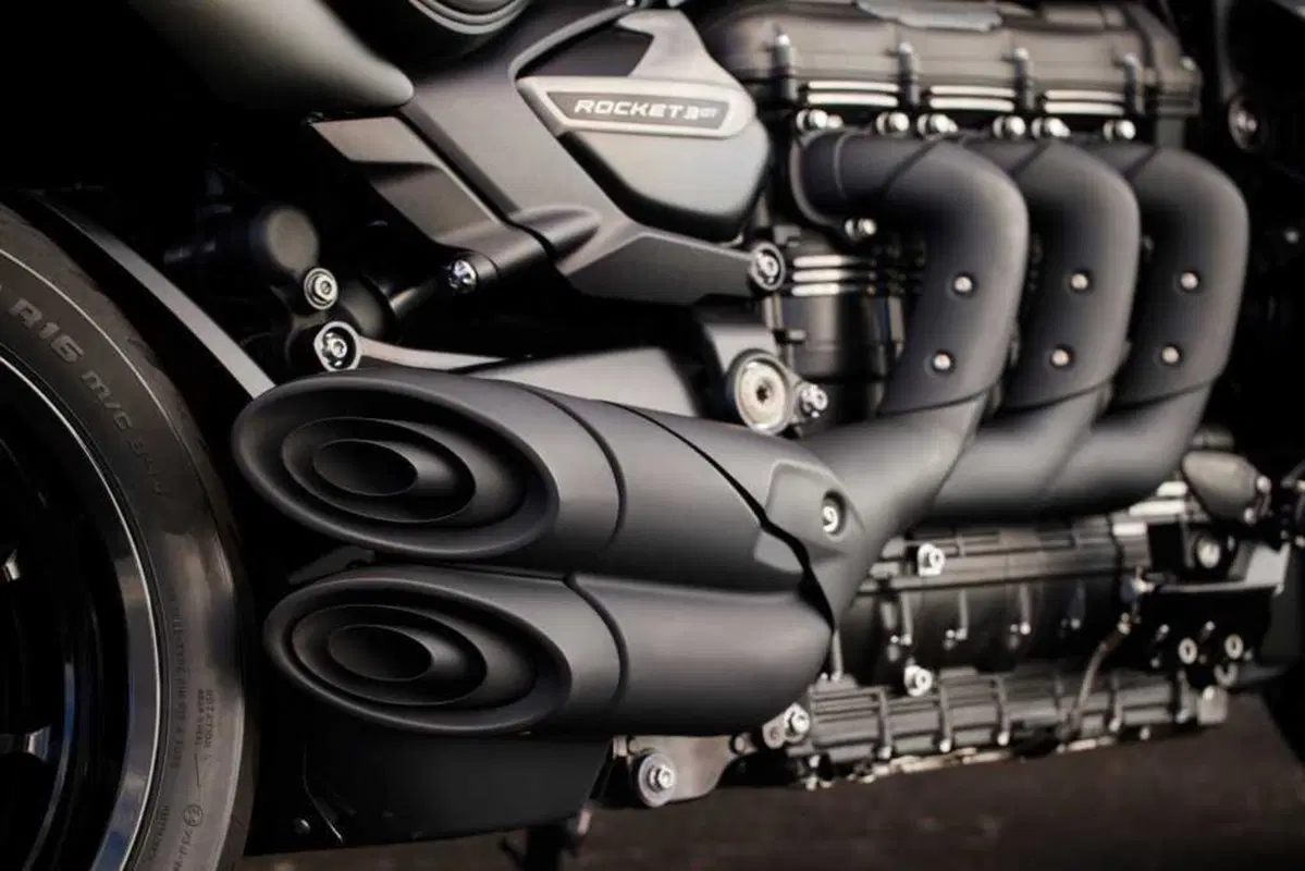 Triumph Rocket 3 Storm: per i suoi vent'anni, Triumph aumenta carattere e prestazioni (16)