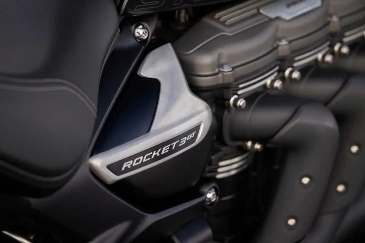 Triumph Rocket 3 Storm: per i suoi vent'anni, Triumph aumenta carattere e prestazioni (18)