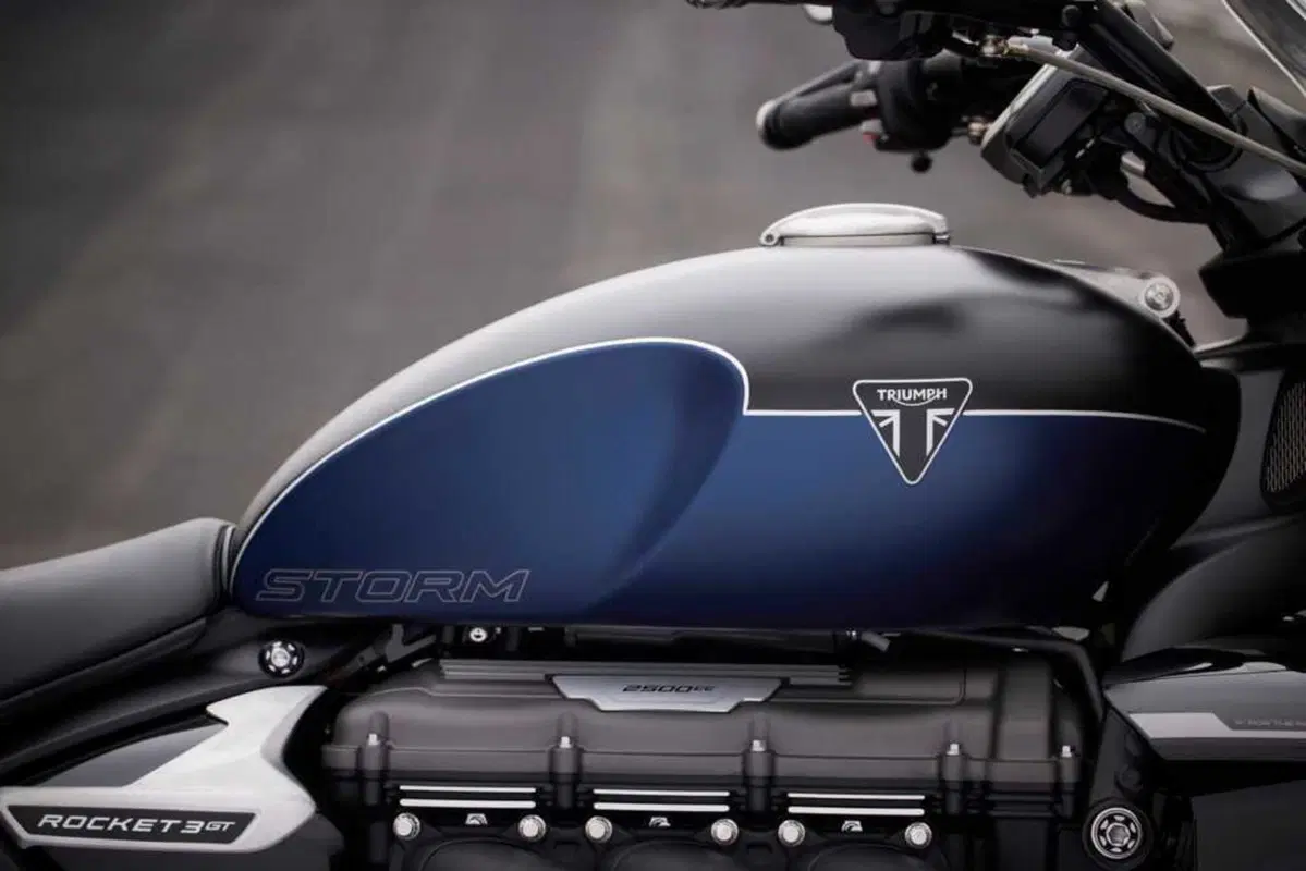 Triumph Rocket 3 Storm: per i suoi vent'anni, Triumph aumenta carattere e prestazioni (21)