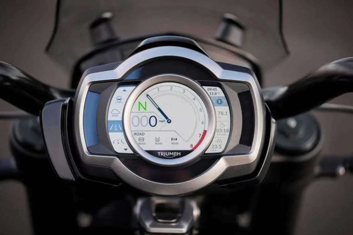 Triumph Rocket 3 Storm: per i suoi vent'anni, Triumph aumenta carattere e prestazioni (23)