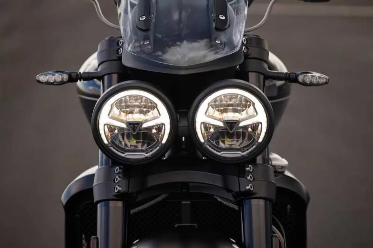 Triumph Rocket 3 Storm: per i suoi vent'anni, Triumph aumenta carattere e prestazioni (24)