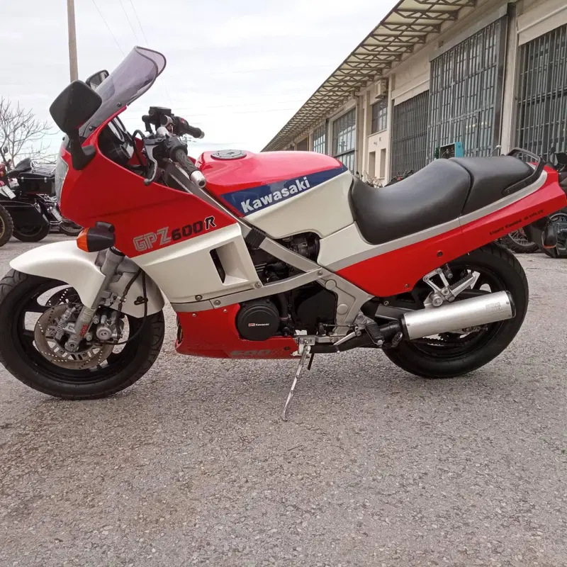Kawasaki GPZ 600 R (2)