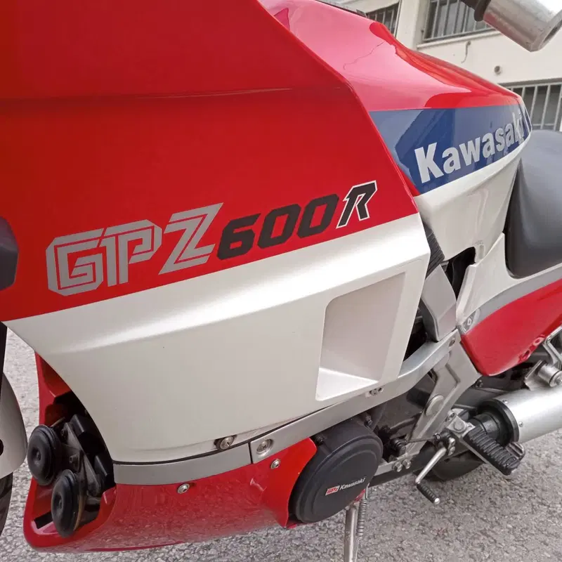 Kawasaki GPZ 600 R (3)
