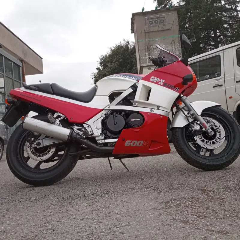 Kawasaki GPZ 600 R (4)