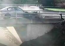Follia in Inghilterra, motociclista speronato da un'auto cade da un ponte. Arriva la condanna [VIDEO]