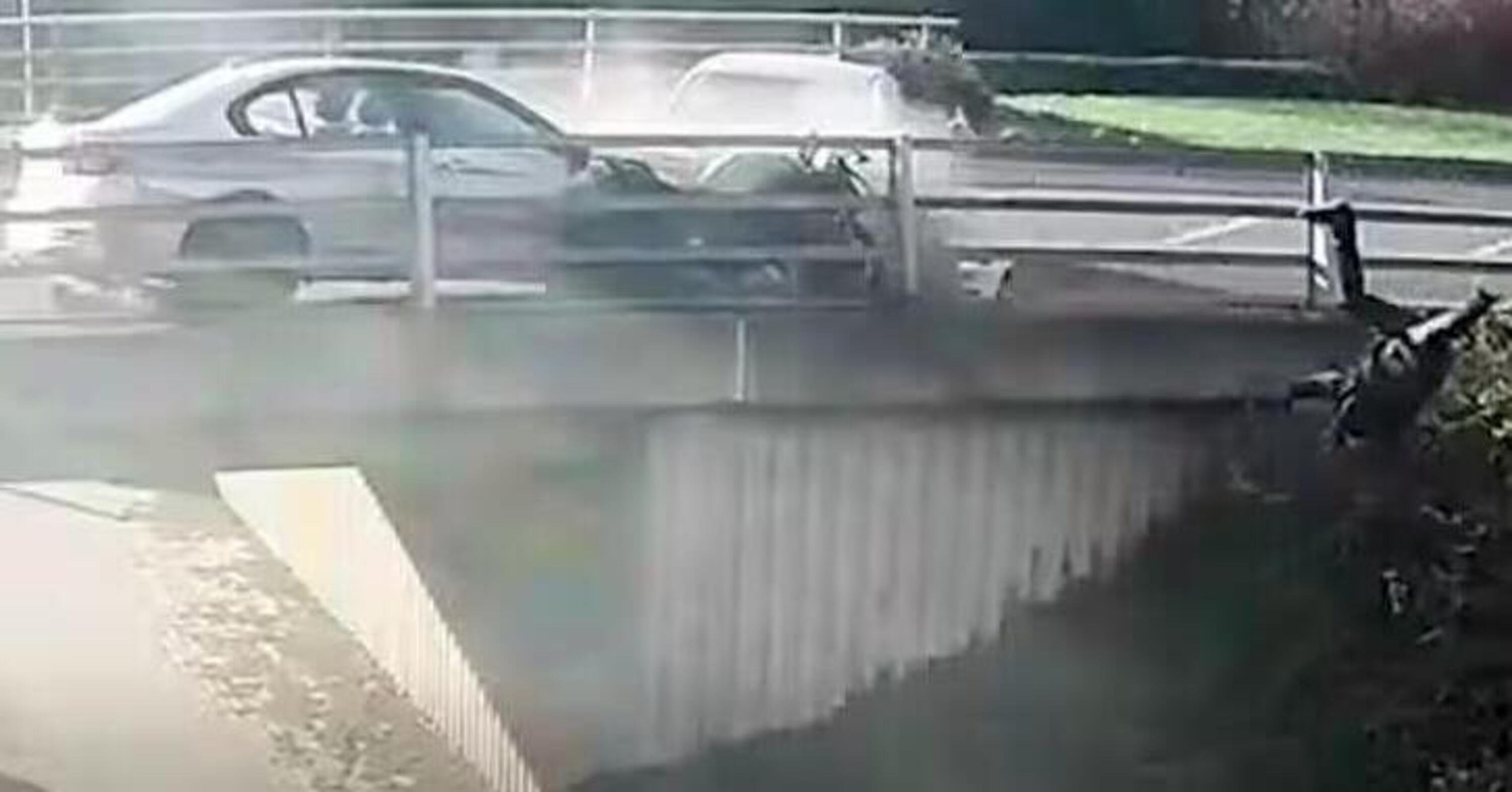 Follia in Inghilterra, motociclista speronato da un&#039;auto cade da un ponte. Arriva la condanna [VIDEO]