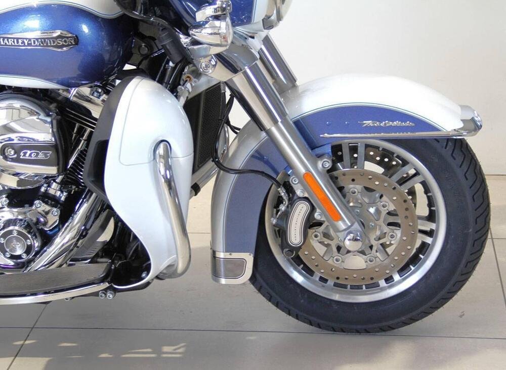 Harley-Davidson 107 Tri Glide Ultra Classic (2014 - 15) - FLHTCUTG (2)