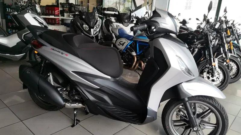 Piaggio Beverly 300 S ABS-ASR (2021 - 25) (2)