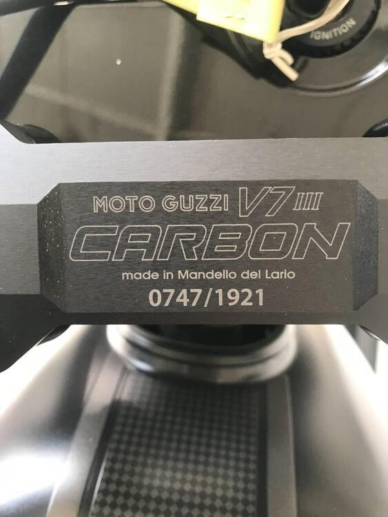 Moto Guzzi V7 III Carbon (2018 - 20) (3)