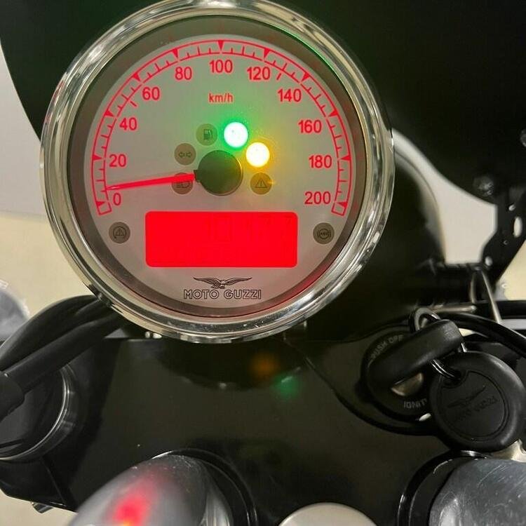 Moto Guzzi V9 Bobber (2018 - 20) (5)