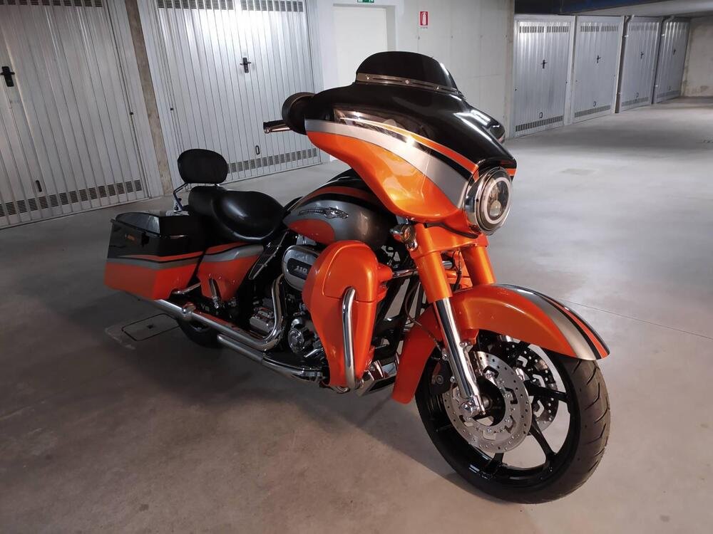 Harley-Davidson 1800 Street Glide (2010 - 11) - FLHXSE (2)