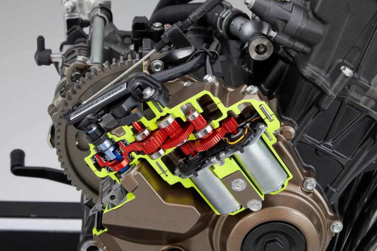 Honda CB650R e CBR650R TEST, le prime con la E-Clutch (2)