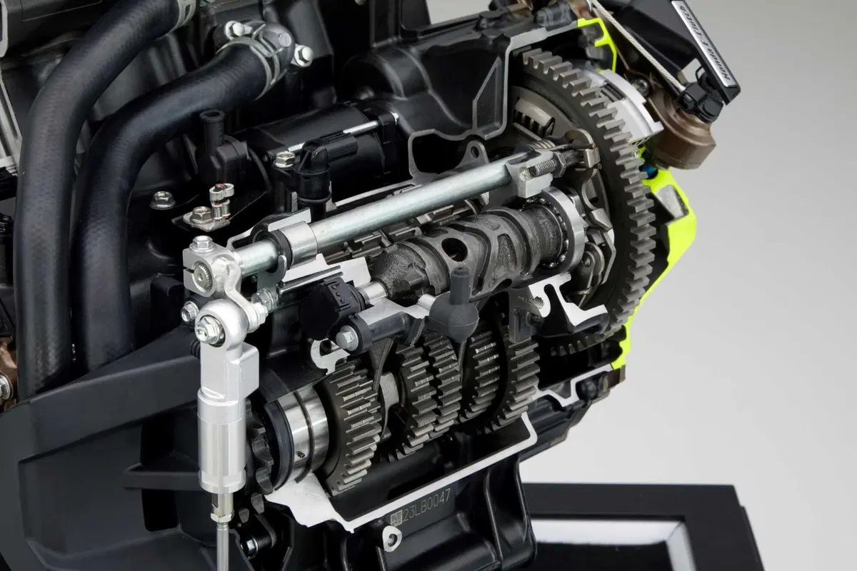 Honda CB650R e CBR650R TEST, le prime con la E-Clutch (3)