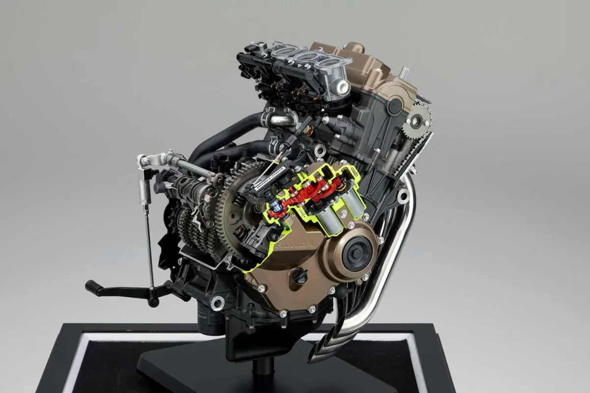 Honda CB650R e CBR650R TEST, le prime con la E-Clutch (4)