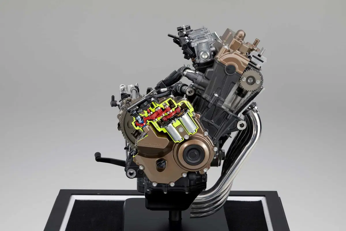 Honda CB650R e CBR650R TEST, le prime con la E-Clutch (6)