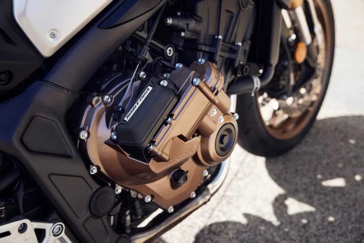 Honda CB650R e CBR650R TEST, le prime con la E-Clutch (3)