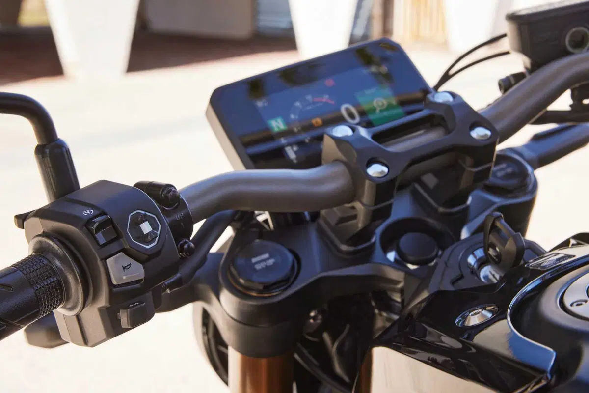 Honda CB650R e CBR650R TEST, le prime con la E-Clutch (4)