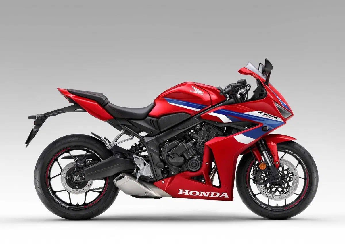 Honda CB650R e CBR650R TEST, le prime con la E-Clutch (2)