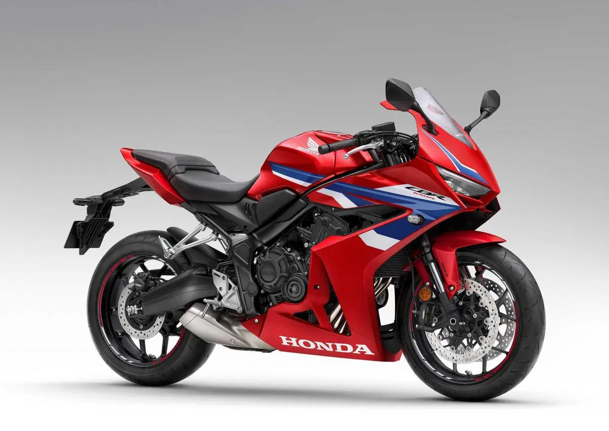 Honda CB650R e CBR650R TEST, le prime con la E-Clutch (3)