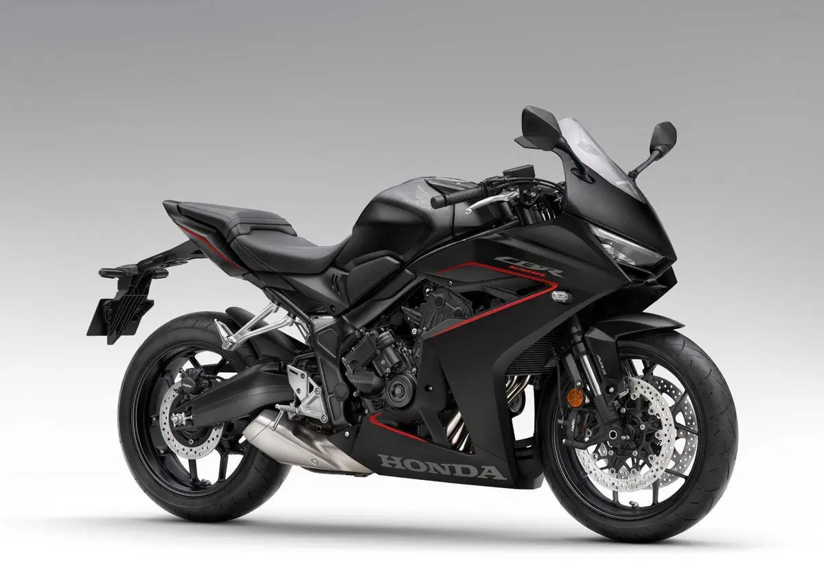 Honda CB650R e CBR650R TEST, le prime con la E-Clutch (5)