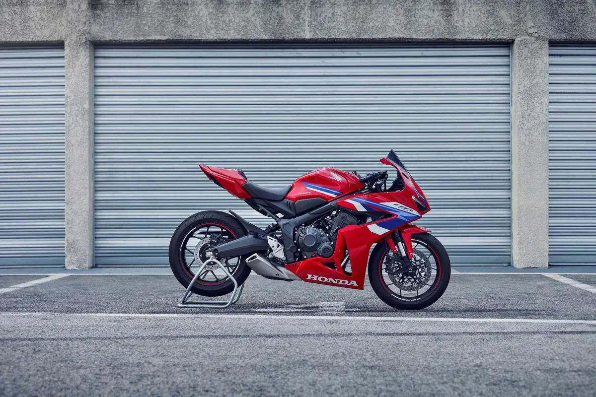 Honda CB650R e CBR650R TEST, le prime con la E-Clutch (9)