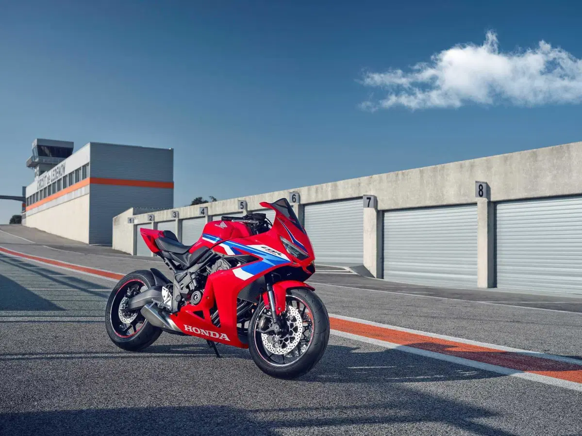 Honda CB650R e CBR650R TEST, le prime con la E-Clutch (10)