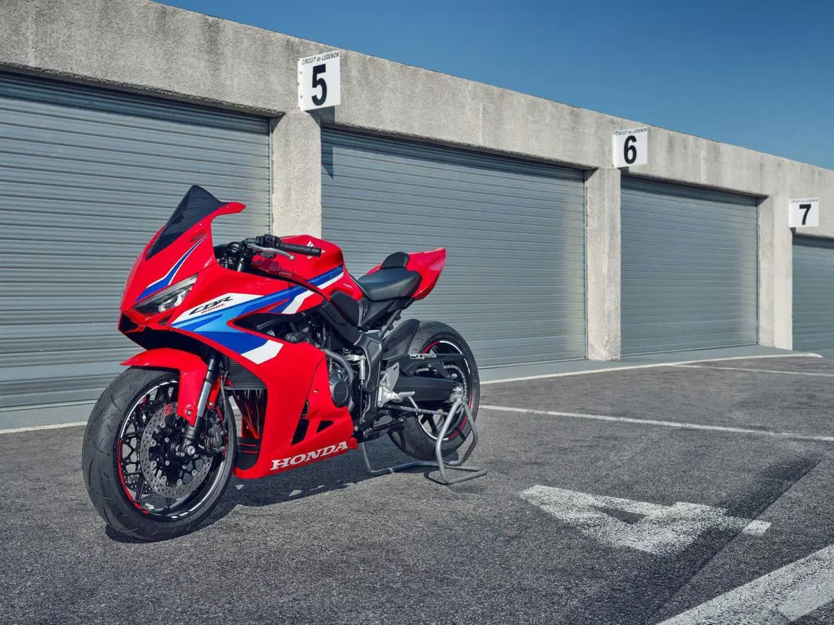 Honda CB650R e CBR650R TEST, le prime con la E-Clutch (11)